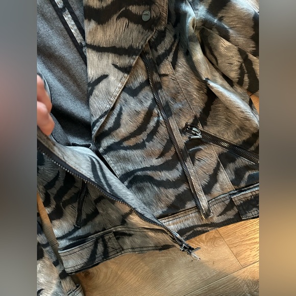White House Black Market Whte Tiger Animal Printed Denim Moto Jacket Blazer Sz 8 - Picture 3 of 6